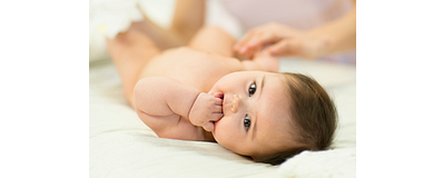 baby ligt op aankleedkussen