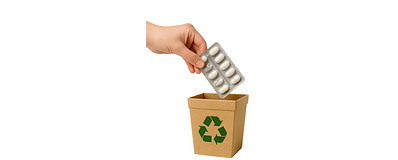 Een hand met een gebruikte pilstrip die in een kartonnen prullenbakje wordt gedaan waar een groen recycle icoon op staat