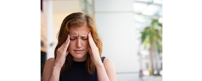 kantoor medewerker last van hoofdpijn met handen op het hoofd kantoor medewerker last van hoofdpijn met handen op het hoofd