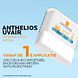 La Roche-Posay Anthelios UVAIR Vitamine Zonnestick SPF50+ 9GR Blauwe achtergrond met stick