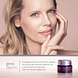 Louis Widmer Proderm Intensief Antirimpelcomplex Licht Geparfumeerd 30ML vrouwelijk model met product