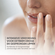 Louis Widmer Remederm Lippenbalsem Licht Geparfumeerd 15ML deel gezicht model met vingers aan lip Louis Widmer Remederm Lippenbalsem Licht Geparfumeerd 15ML deel gezicht model met vingers aan lip