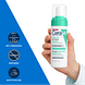 CeraVe Balancing Air Foam Reiniger 148ML Handmodel met product plus werzame stof