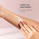 Louis Widmer Lichaamsemulsie Zonder Parfum 200ML handmodel met toefje crème