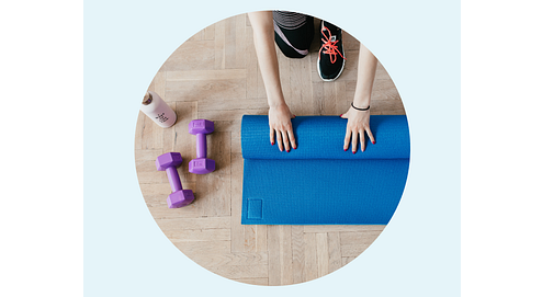 vrouw rolt yogamat op