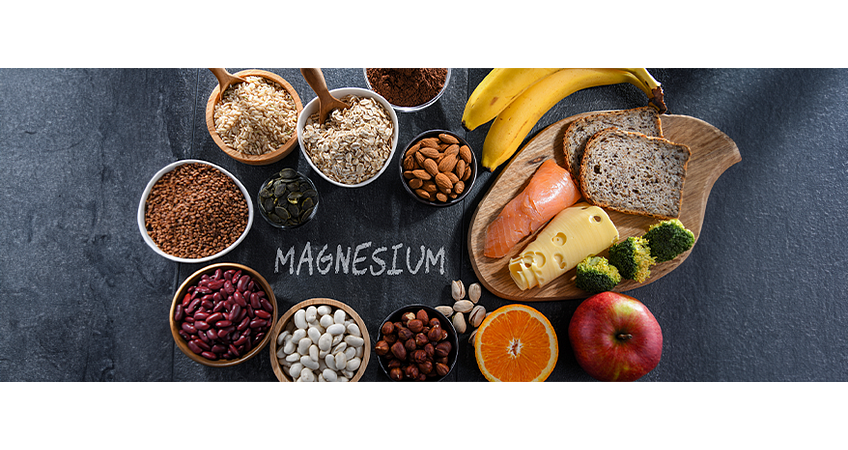 krijtbord met magnesium erop en voeding ernaast