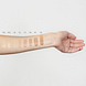 Dr. Hauschka Foundation Cashew 001 30ML assortiment kleuren op arm model