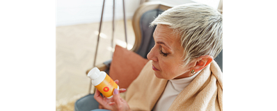 vrouw die etiket van supplement bestudeert