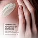 Louis Widmer Skinexpert Anti-Roodheid Dagemulsie UV 30 Zonder Parfum 50ML Vrouwelijk model met vingers in nek met créme Louis Widmer Skinexpert Anti-Roodheid Dagemulsie UV 30 Zonder Parfum 50ML Vrouwelijk model met vingers in nek met créme