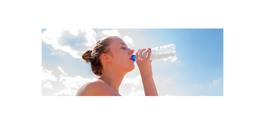 vrouw drinkt slokje water op zonnige dag